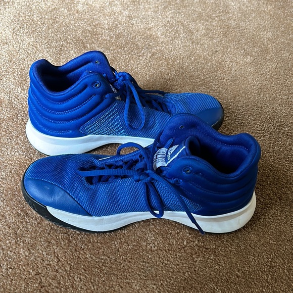Adidas men’s basketball shoes size 8 - Picture 3 of 7